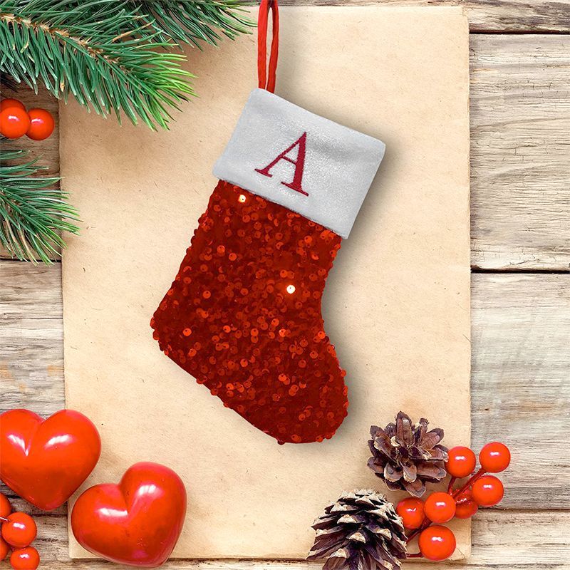 Embroidery Xmas Ornaments - Czerwona cekinowa skarpeta świąteczna z haftowanym