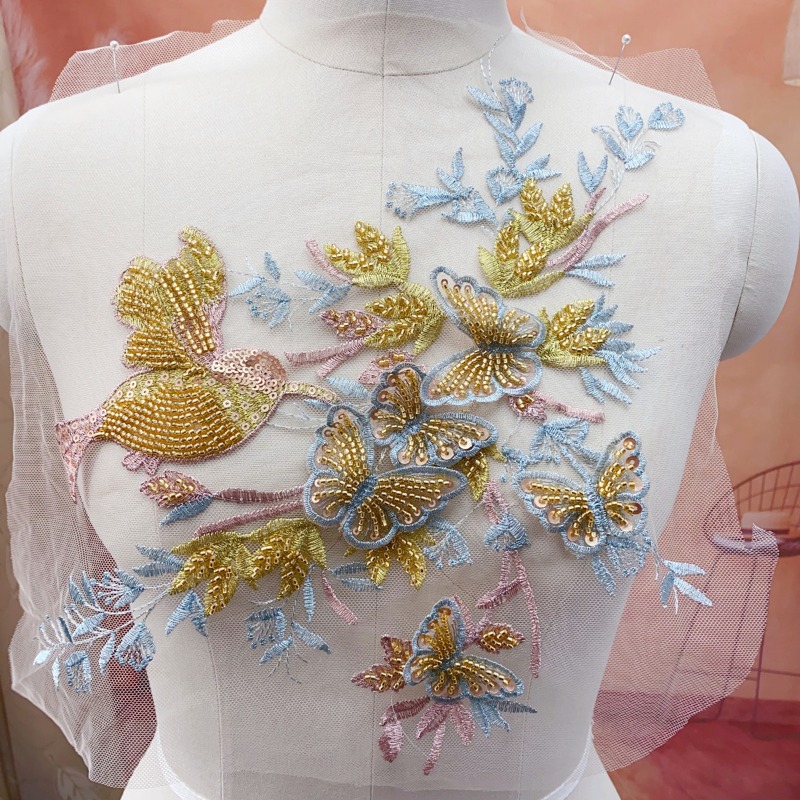Embroidery Gold - Wykwintna złoto-różowa metaliczna niebiesko-biała aplikacja z