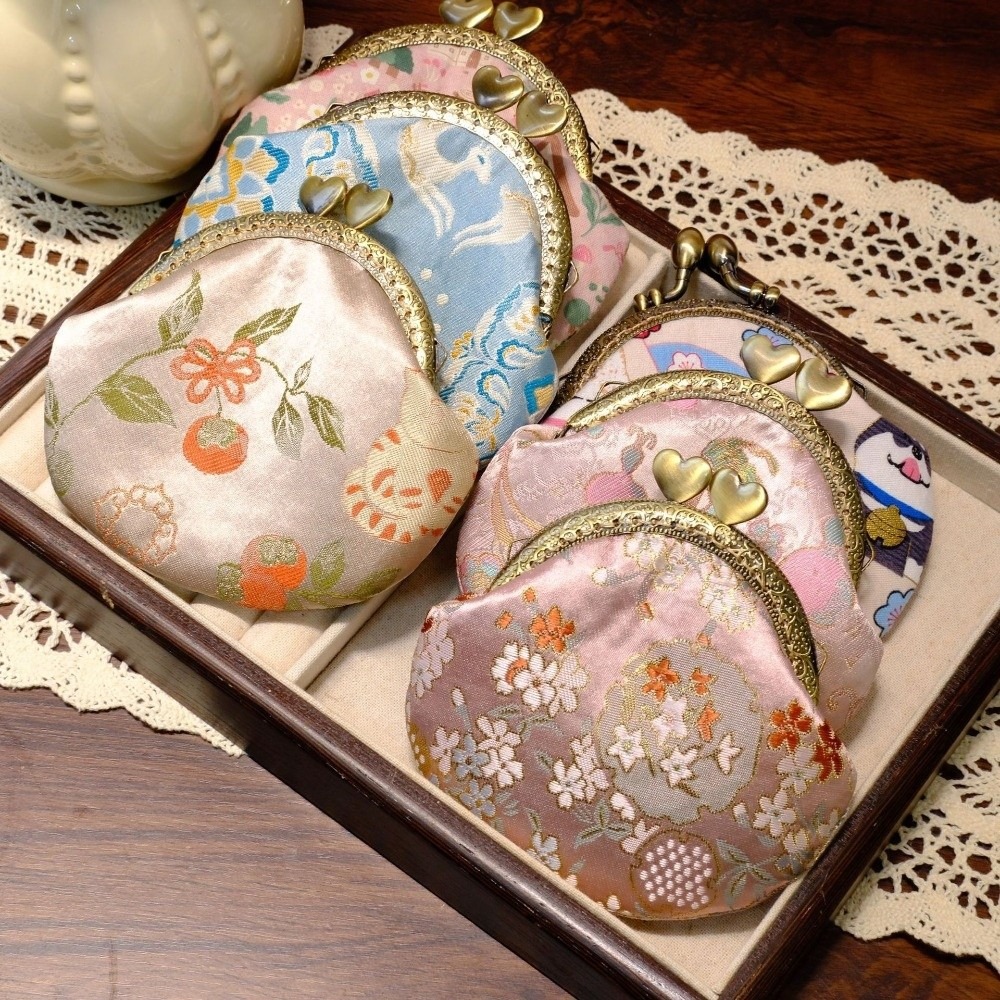 Embroidery Wallet - Portmonetka z zapięciem na zatrzask, chroniąca