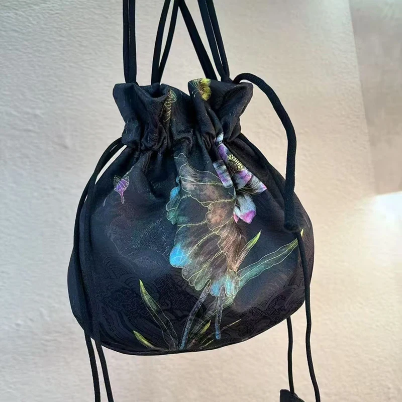 Jedwabna, pachnąca chmurami, s – Embroidery Wallet recenzja i cena